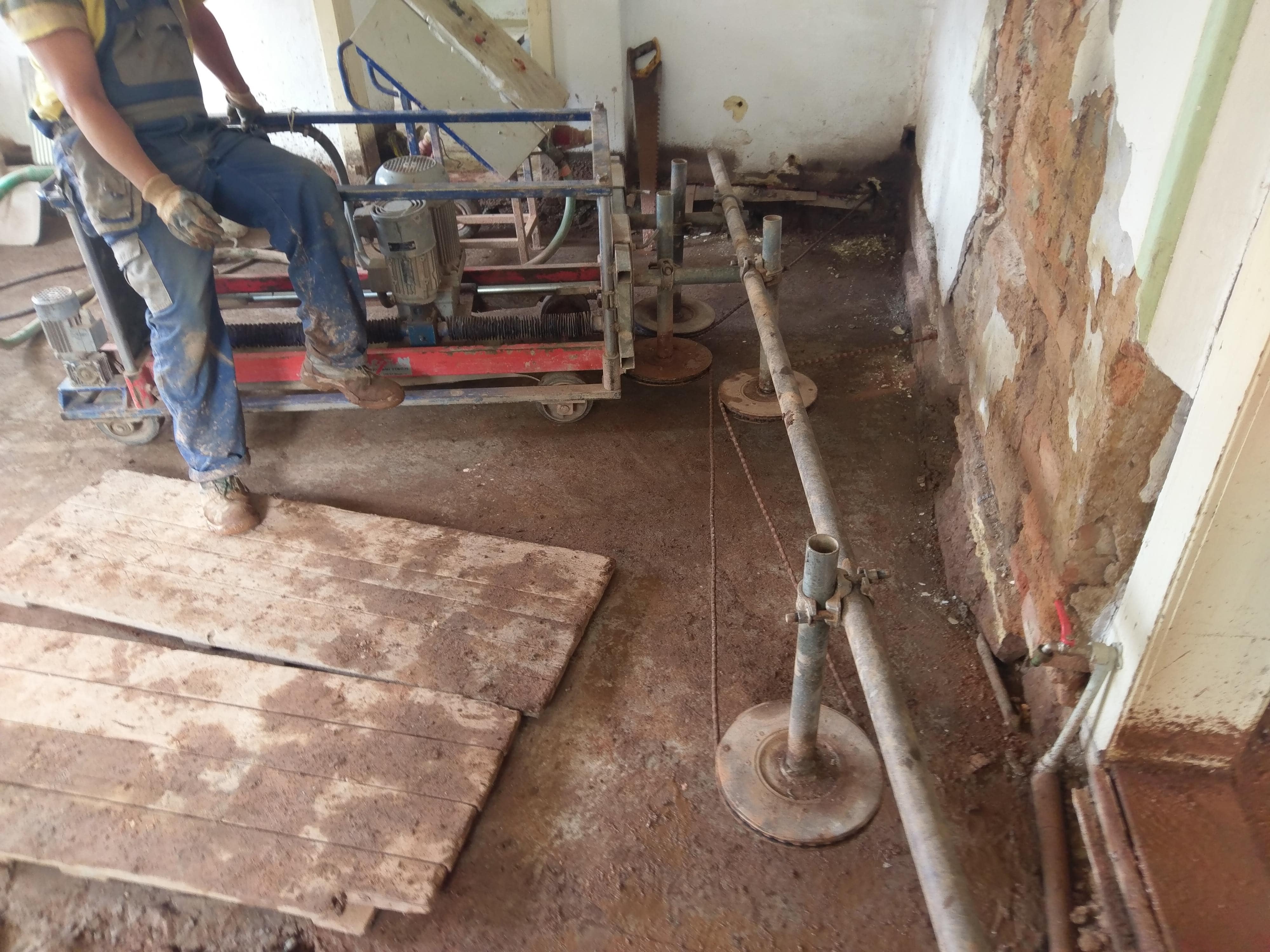 Řezání zdiva diamantovou lanovou pilou