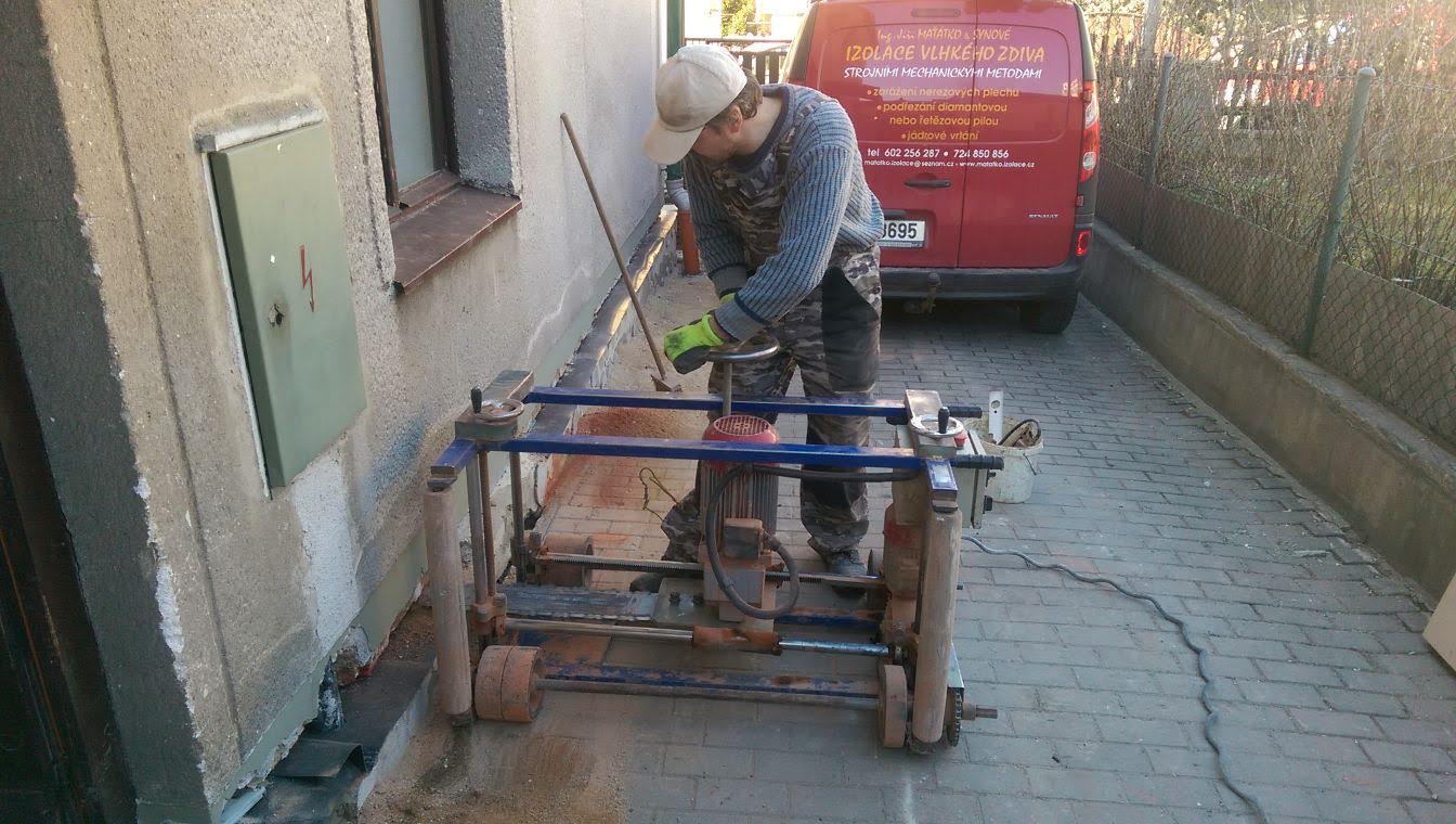 Řezání zdiva řetězovou pilou